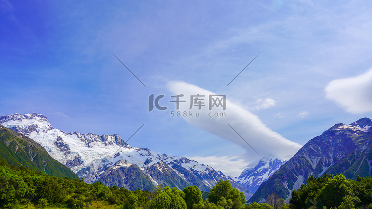 雪山白云正午雪山国外风景摄影图