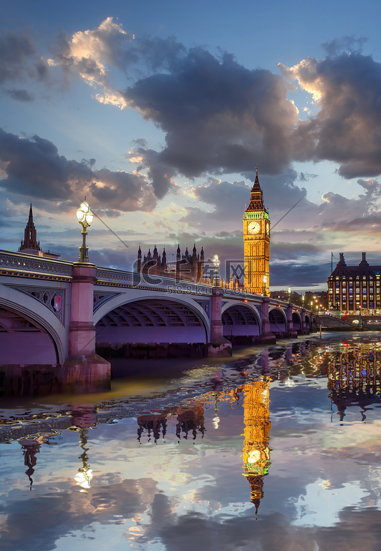 大本钟，晚上有桥，伦敦，英国