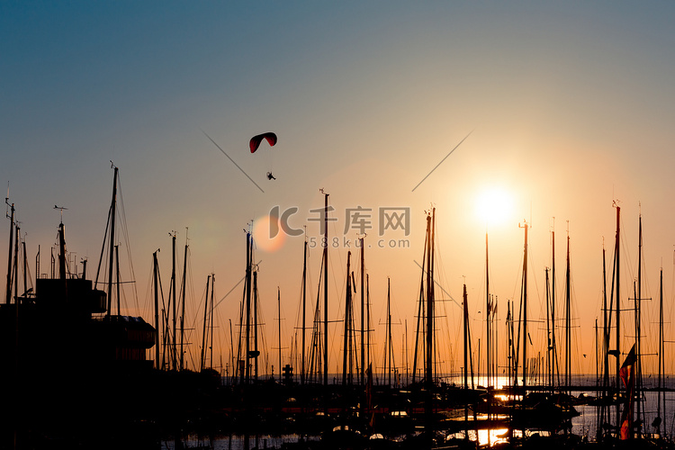 在游艇的日落滑翔伞