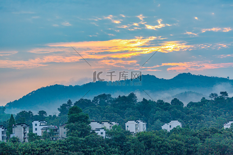 旅游上午房屋山区漂动摄影图配图