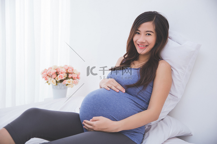 母婴儿童怀孕的女人微笑