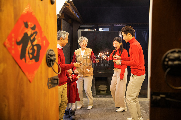 除夕晚上幸福的一家五口在院子里