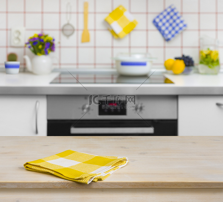 木桌和黄色餐巾布上厨房背景