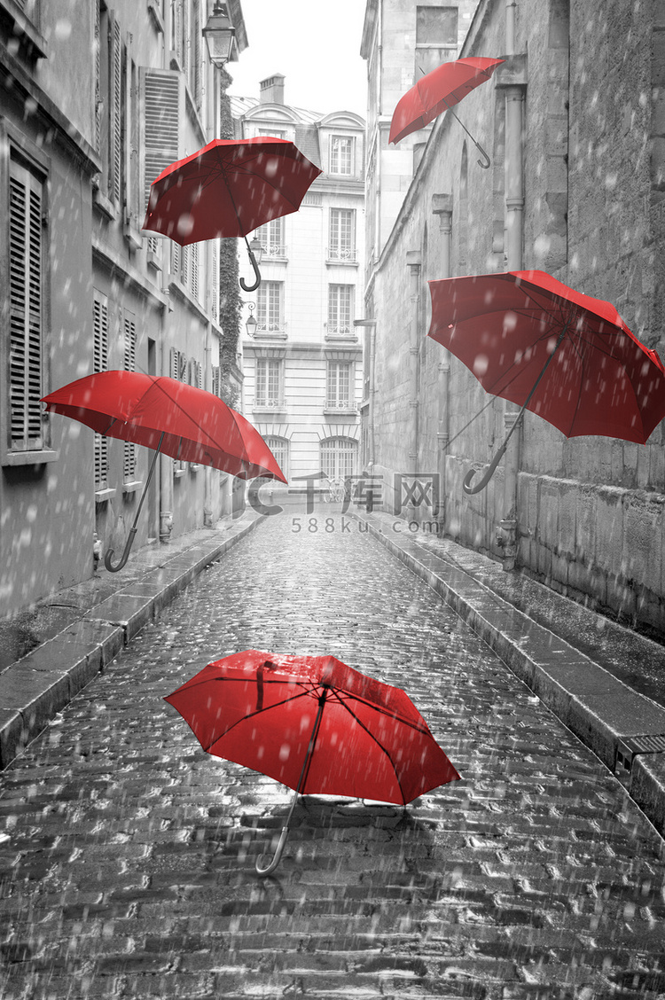 红色遮阳伞在街上飞。概念性表示
