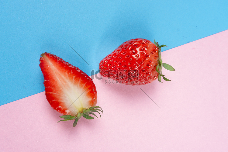 新鲜鲜甜美味草莓蓝粉背景水果摆