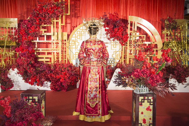 结婚成亲中式婚礼新娘摄影图配图
