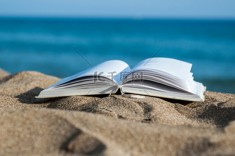 在海滩上打开的书籍特写