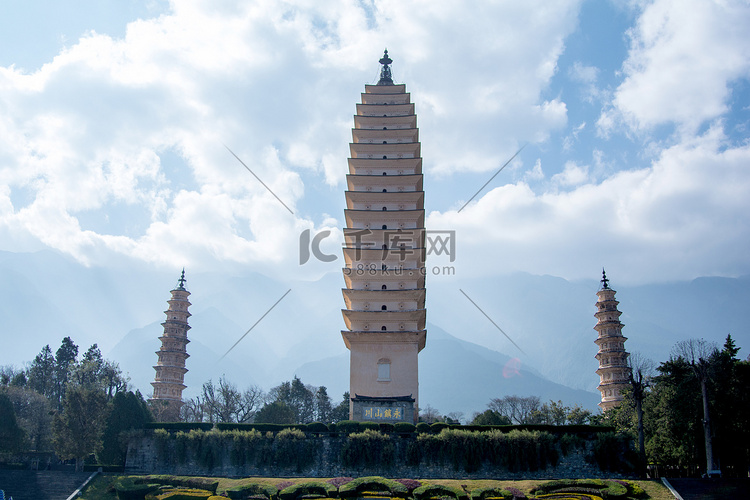 城市白天三塔云南三塔寺矗立摄影