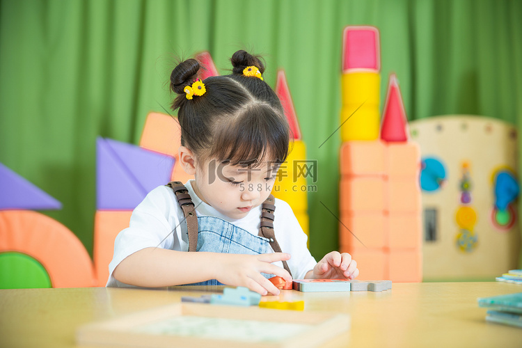 儿童教育白天小女孩教室内玩积木