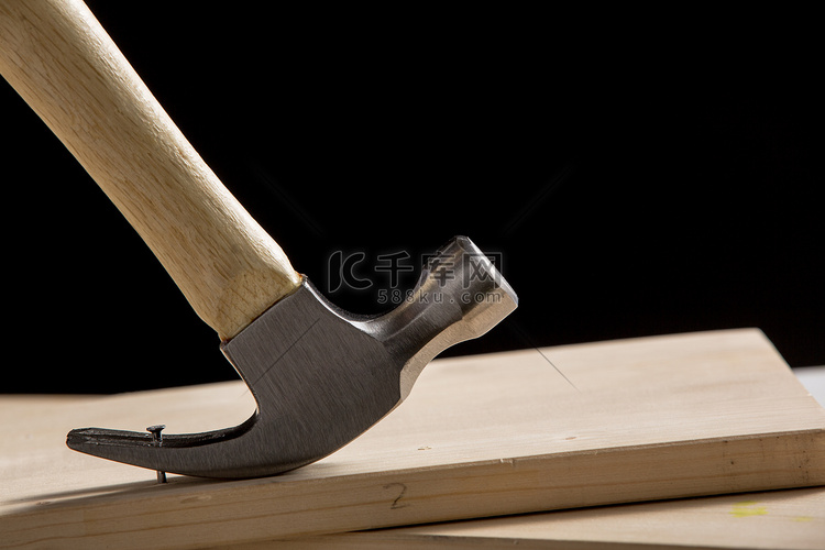 锤子与厚木板