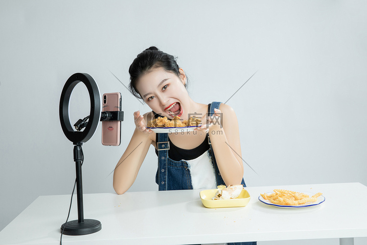 直播间吃美食的美女主播平拍摄影