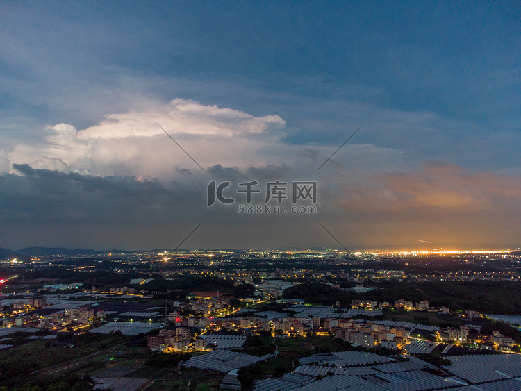 城市建筑傍晚亮灯的城市航拍风景