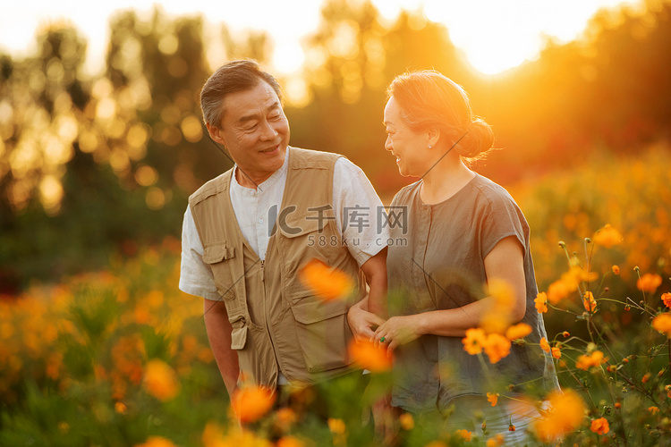 花丛中幸福的老年夫妇