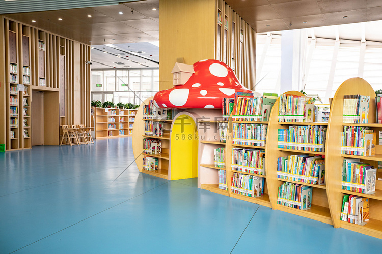 教育白天儿童区书架室内图书馆摄