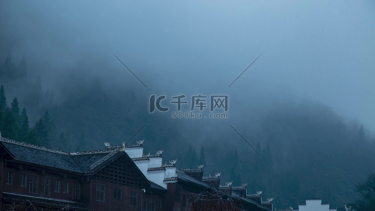 唯美山间房屋云雨雾气消散意境