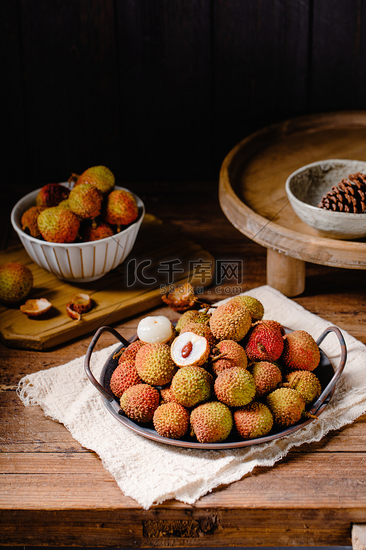 美食水果夏天很多荔枝室内木桌棚