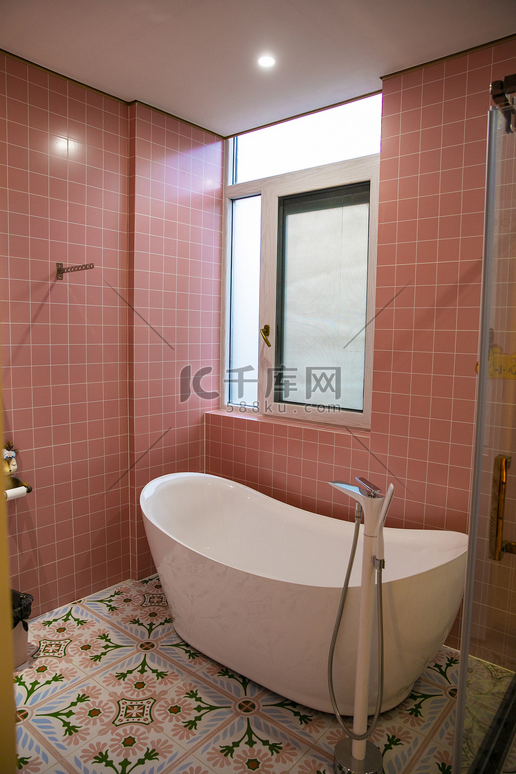 浴室白天浴缸卫生间 摄影图配图