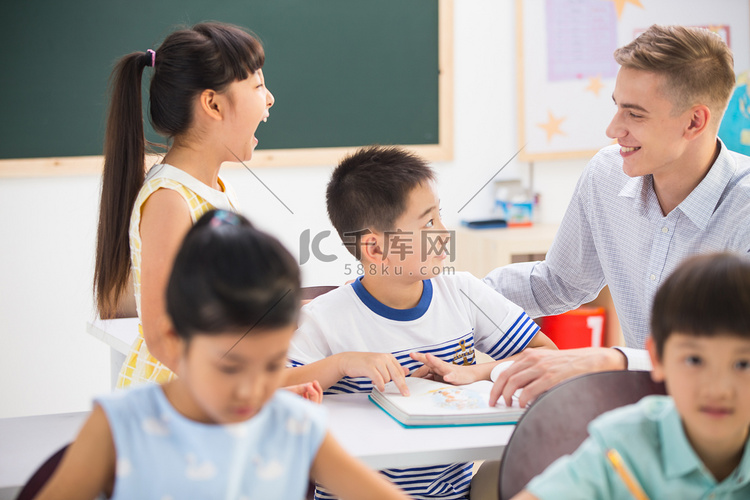 教师和小学生在教室里