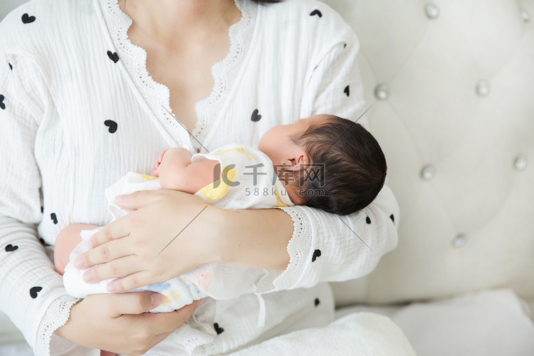 婴儿护理新生三胎母婴亲子人像摄