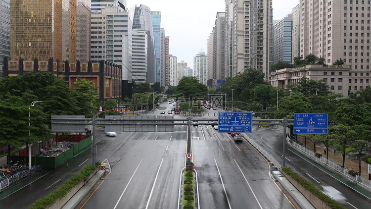 疫情封城后空无一人的城市街道