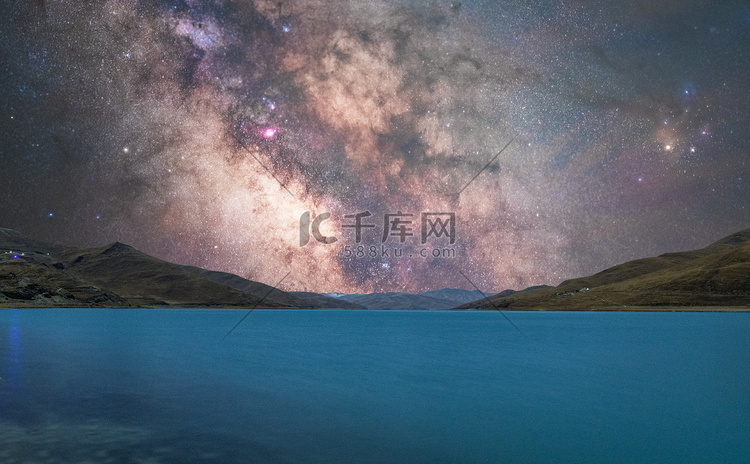 西藏风光星空夜晚湖泊山峰天空室