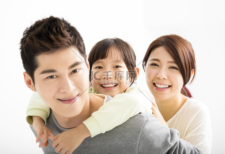 快乐吸引力的年轻亚洲家庭肖像