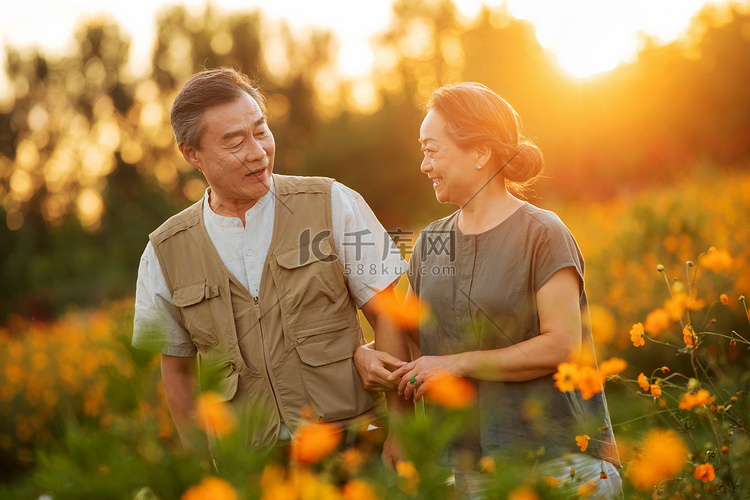 花丛中幸福的老年夫妇