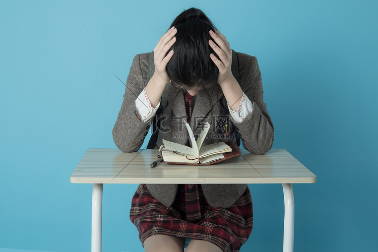 学生人像白天女学生室内双手挠头