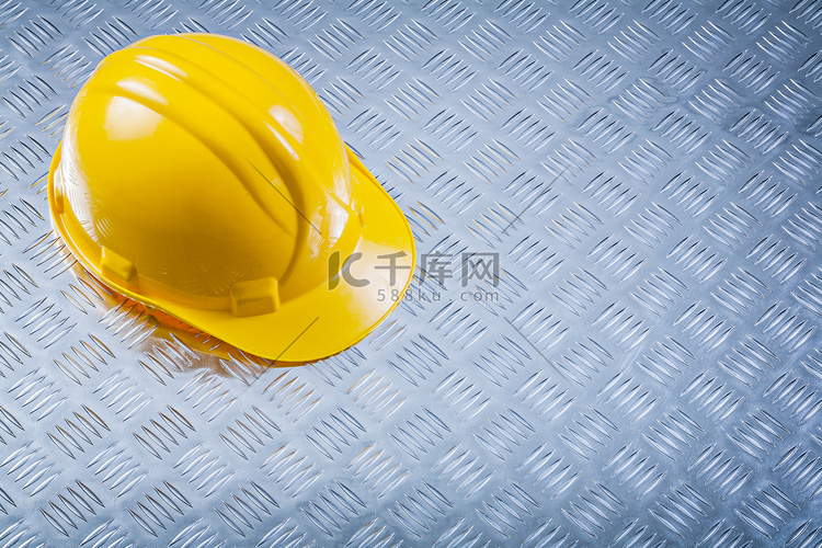 波纹金属板建设理念上的安全帽