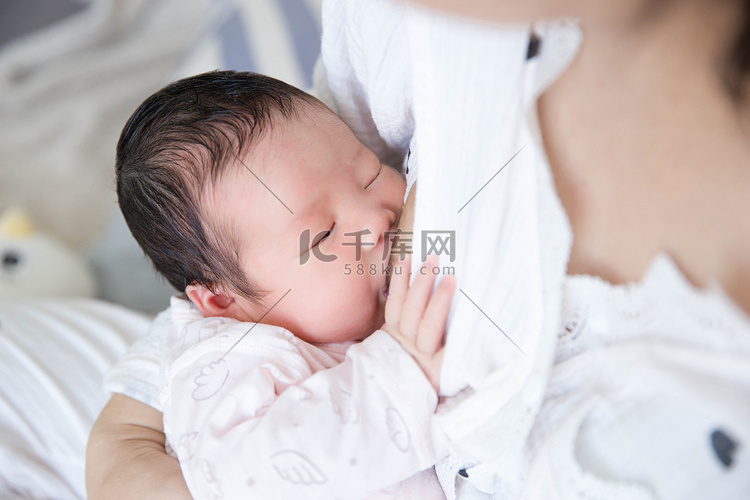 哺乳母婴母乳喂养新生三胎摄影图