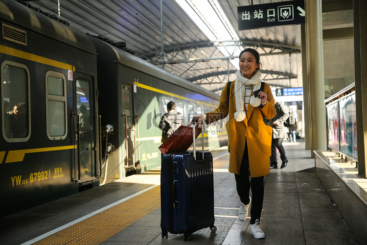 青年女人在车站月台