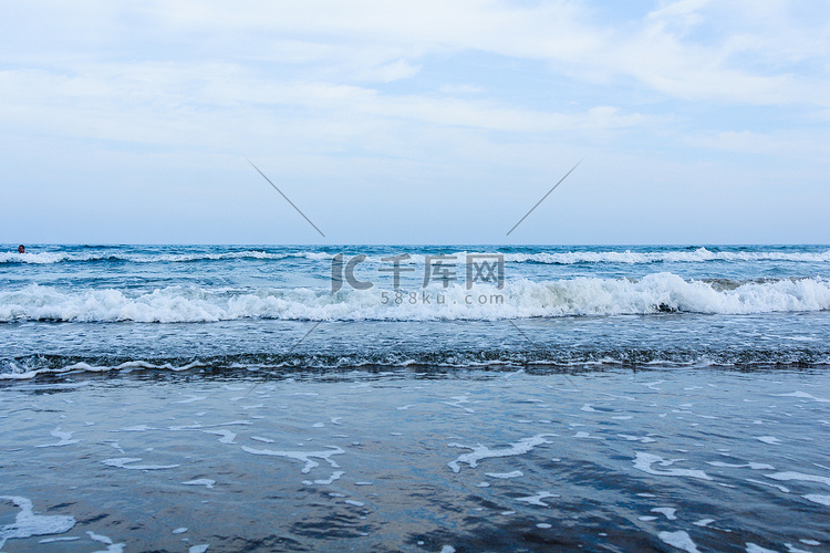 青岛白天海浪沙滩涨潮摄影图配图