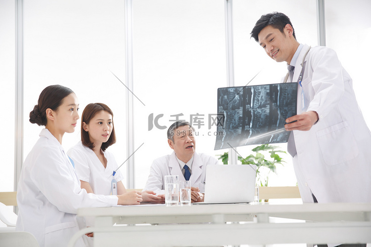 医务工作者在看X光片