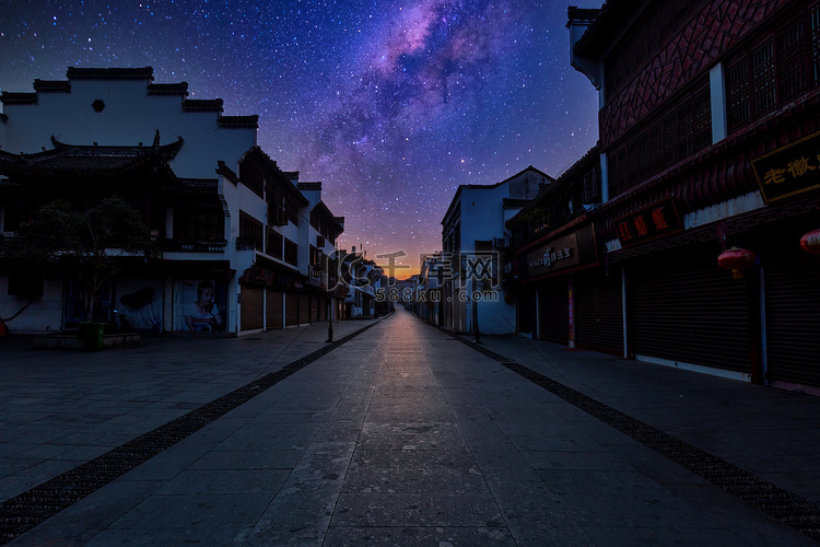 秋季旅行夜里房屋城市摇动摄影图