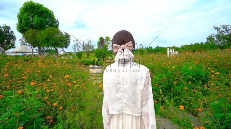 女孩游逛花园背影