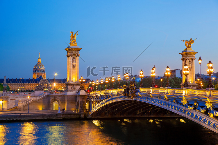 在法国巴黎亚历山大三世桥的