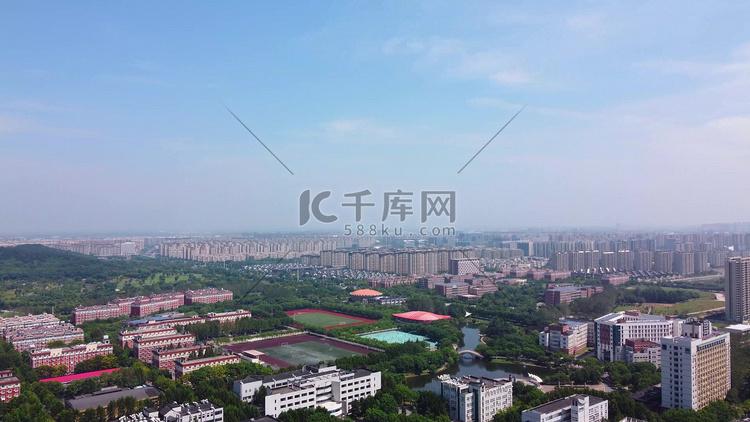 航拍大学校园全景