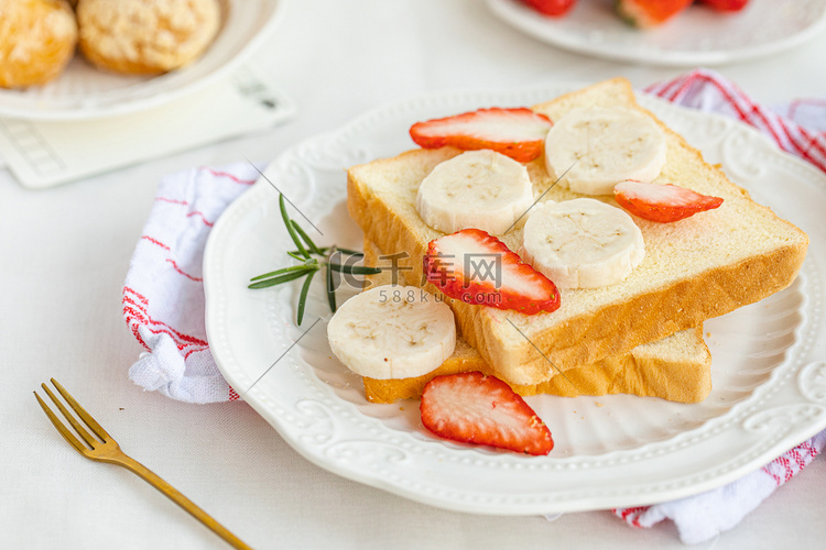 美食白天切片面包三明治餐桌盘子