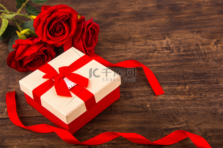 特色节日木桌彩带玫瑰礼物盒