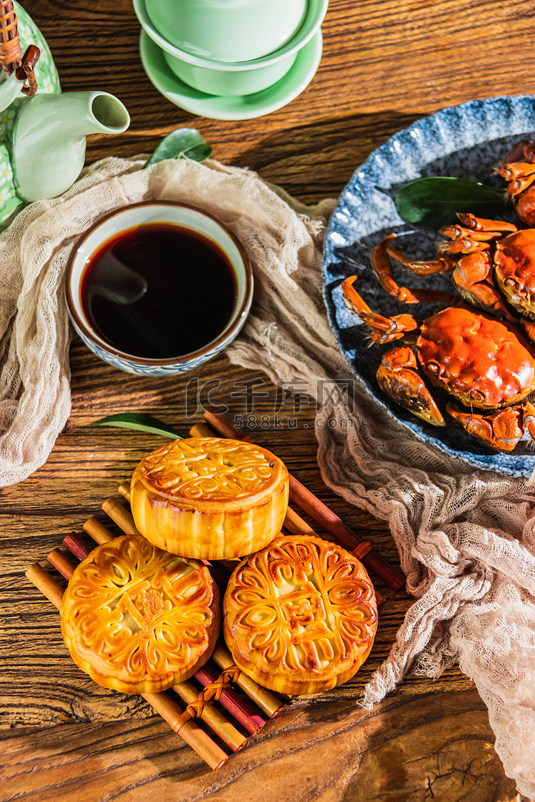 中秋节美食白天月饼和大闸蟹饭桌