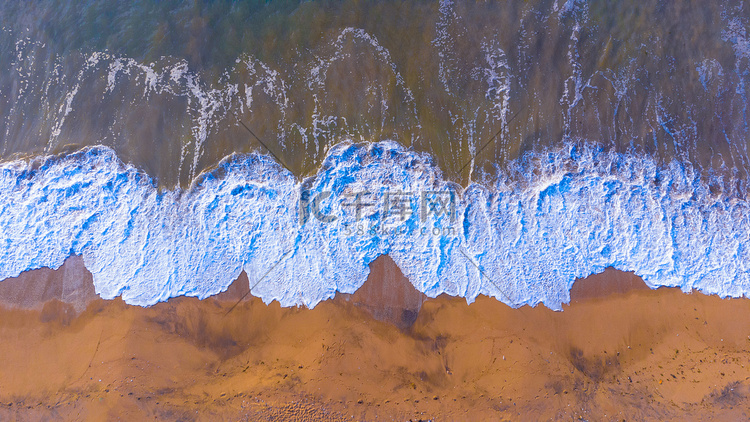 海边白天海浪沙滩海边海浪摄影图