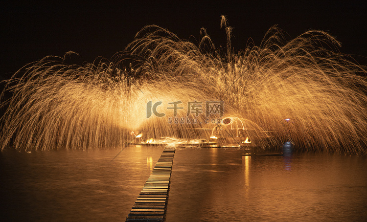 楠溪江打铁花夜晚打铁花河面无摄