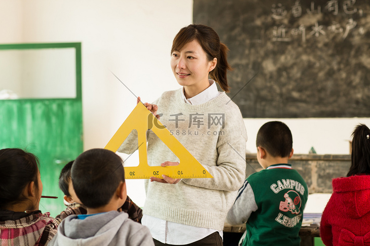 乡村女教师和小学生在教室里