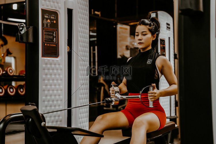 美女健身一个在健身房运动摄影图
