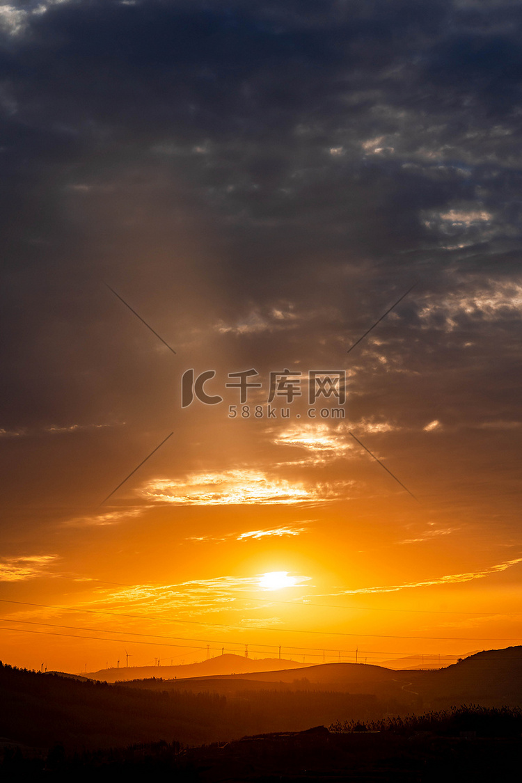 秋季户外山顶黄昏落日摄影图