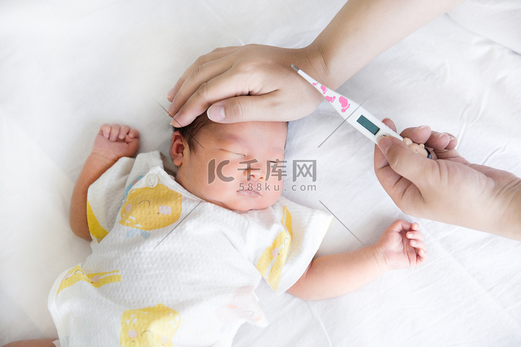 婴儿护理新生母婴宝宝量体温三胎