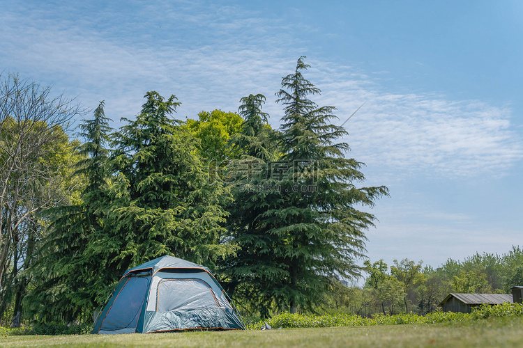 露营上午晴朗帐篷野外驻营摄影图