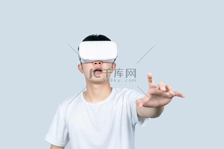 年轻白t男性戴VR眼镜体验虚拟