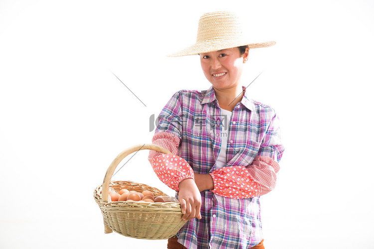 中年女人拿着一篮子鸡蛋
