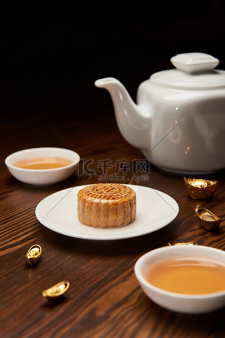 传统的月饼与茶杯, 锅和金锭隔